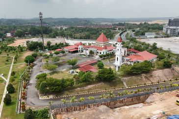 Walk to Mosque! Double Storey @ Taman Irises, Bandar Springhill PD | Freehold + Fully Furnished RM430K!