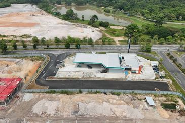 Walk to Mosque! Double Storey @ Taman Irises, Bandar Springhill PD | Freehold + Fully Furnished RM430K!