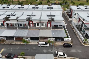 Walk to Mosque! Double Storey @ Taman Irises, Bandar Springhill PD | Freehold + Fully Furnished RM430K!