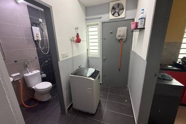 Walk to Mosque! Double Storey @ Taman Irises, Bandar Springhill PD | Freehold + Fully Furnished RM430K!