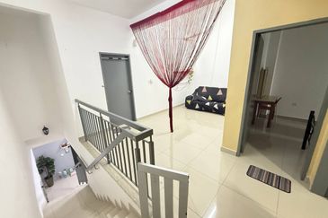 Walk to Mosque! Double Storey @ Taman Irises, Bandar Springhill PD | Freehold + Fully Furnished RM430K!