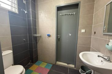 Walk to Mosque! Double Storey @ Taman Irises, Bandar Springhill PD | Freehold + Fully Furnished RM430K!