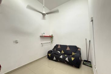 Walk to Mosque! Double Storey @ Taman Irises, Bandar Springhill PD | Freehold + Fully Furnished RM430K!