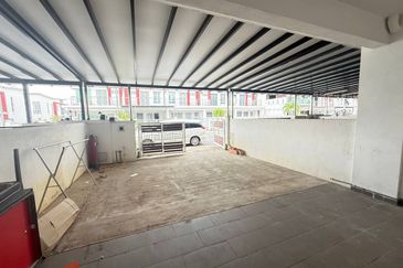 Walk to Mosque! Double Storey @ Taman Irises, Bandar Springhill PD | Freehold + Fully Furnished RM430K!