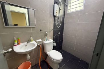 Walk to Mosque! Double Storey @ Taman Irises, Bandar Springhill PD | Freehold + Fully Furnished RM430K!