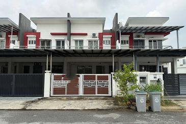 Walk to Mosque! Double Storey @ Taman Irises, Bandar Springhill PD | Freehold + Fully Furnished RM430K!