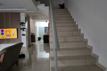 End Lot Cantik Bersebelahan Rimbayu | 2 Tingkat, Siap Reno, RM560K Sahaja!