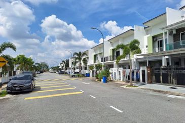 End Lot Cantik Bersebelahan Rimbayu | 2 Tingkat, Siap Reno, RM560K Sahaja!