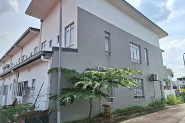 End Lot Cantik Bersebelahan Rimbayu | 2 Tingkat, Siap Reno, RM560K Sahaja!