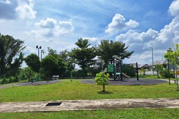 End Lot Cantik Bersebelahan Rimbayu | 2 Tingkat, Siap Reno, RM560K Sahaja!