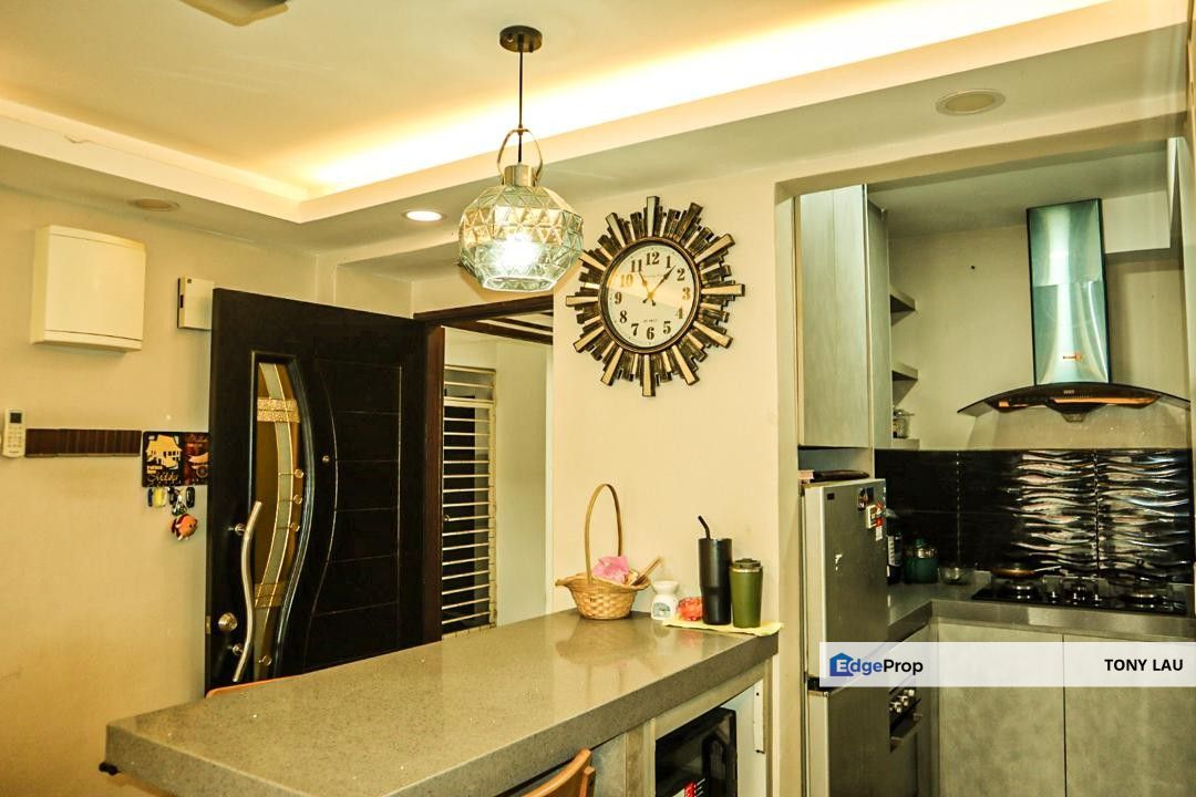 FULLY RENOVATED!  | NICE VIEW & BRICK FACADE  | 3-Bed + 2 Parking Pangsapuri Alam Budiman U10 Shah Alam, Selangor, Shah Alam