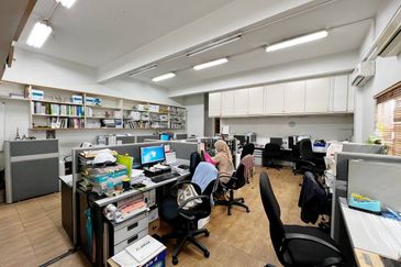 END LOT (UNIT TEPI) GROUND FLOOR @ PERSIARAN ZAABA TAMAN TUN DR ISMAIL KUALA LUMPUR 