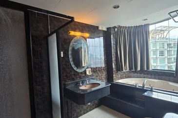 Silverton Condominium (Menara Perak)