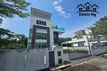 3 Storey Bungalow Villa at Garden Residency, Machang Bubok, Alma