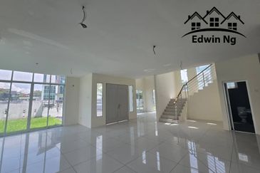 3 Storey Bungalow Villa, Corner Unit at Garden Residency, Machang Bubok, Alma