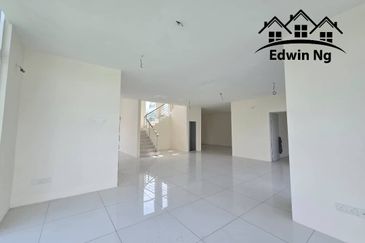 3 Storey Bungalow Villa, Corner Unit at Garden Residency, Machang Bubok, Alma
