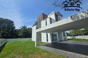 3 Storey Bungalow Villa, Corner Unit at Garden Residency, Machang Bubok, Alma