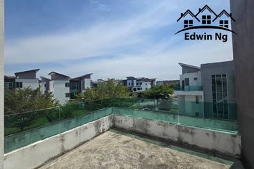 3 Storey Bungalow Villa, Corner Unit at Garden Residency, Machang Bubok, Alma