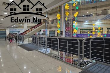 Kompleks Bukit Jambul Shop Lot For Sale, Selling with Tenancy