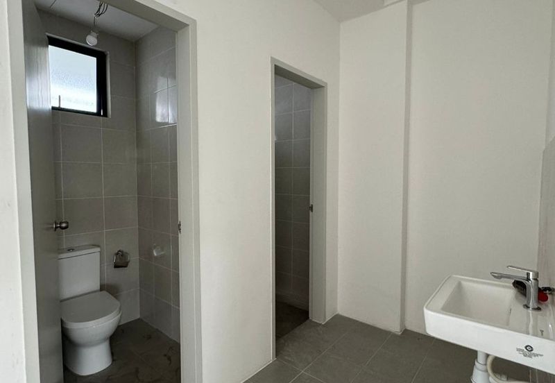 Corner Unit Facing Main Road Se.Ruang Square