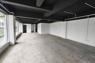 Api Api Center | 1st Floor Corner Lot | Waterfront | Centrepoint | KK | Sabah For Rent