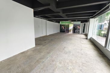 Api Api Center | 1st Floor Corner Lot | Waterfront | Centrepoint | KK | Sabah For Rent