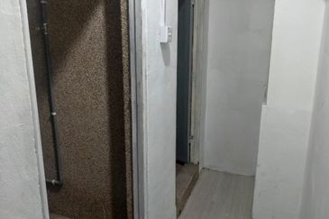 Api Api Center | 1st Floor Corner Lot | Waterfront | Centrepoint | KK | Sabah For Rent