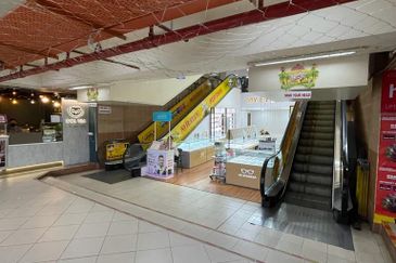  Shop-lot in Central Shopping Plaza | Jalan Banjaran | KK | Sabah For Sale