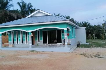 Tanah Dusun Banyak Pokok Buah dan Banglo Geran Individu Tepi Jalan Besar 