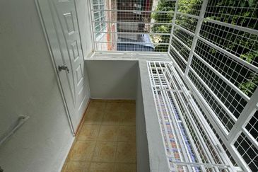 Renovated Flat Gertak Sanggul Teluk Kumbar Penang ada Lift