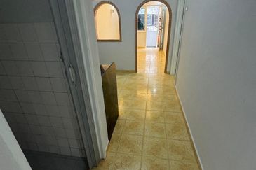 Renovated Flat Gertak Sanggul Teluk Kumbar Penang ada Lift