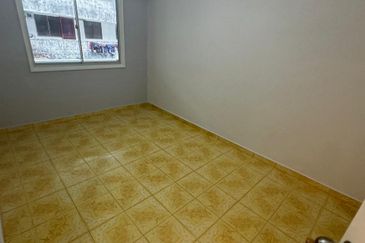 Renovated Flat Gertak Sanggul Teluk Kumbar Penang ada Lift