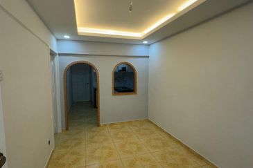 Renovated Flat Gertak Sanggul Teluk Kumbar Penang ada Lift