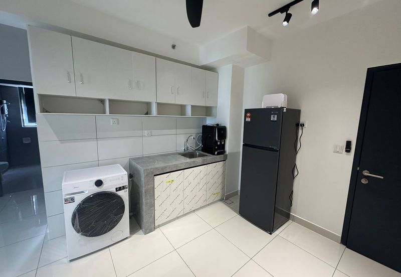 Master Balcony Room - Fully Furnish Ready Move In (Male/Female are Welcome)