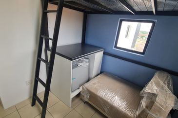 SPECIAL FOR CASH BUYER!!! Ready Tenant Inside DIRECT OWNER FULLY FURNISH Freehold Studio for SALE, Gated Guarded