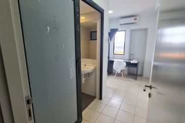 SPECIAL FOR CASH BUYER!!! Ready Tenant Inside DIRECT OWNER FULLY FURNISH Freehold Studio for SALE, Gated Guarded