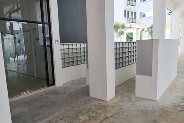 SPECIAL FOR CASH BUYER!!! Ready Tenant Inside DIRECT OWNER FULLY FURNISH Freehold Studio for SALE, Gated Guarded