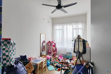 Subang West 5Rooms Corner Unit with Balcony【5MIN TO MSU SHAH ALAM 】