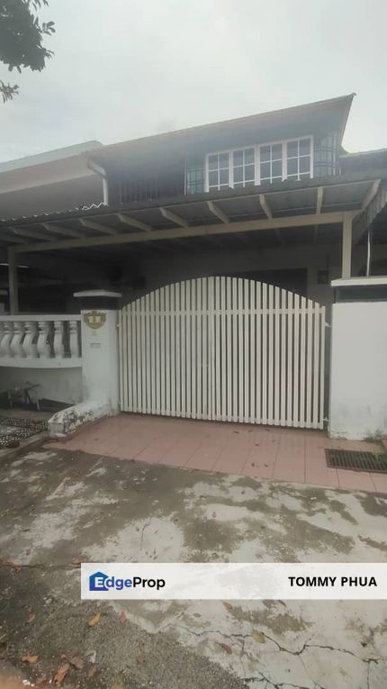 Taman Universiti Jalan Penyiaran Double Storey Terrace House for rent RM1800  ! Prefer Good Profile & pay rental on time provide slip 6 month bank in , Johor, Skudai
