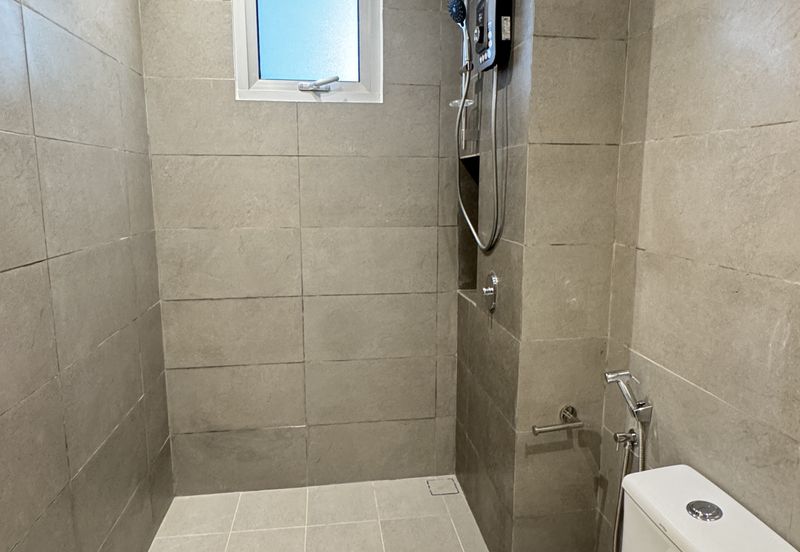 Freehold Service Apartment at Taman Pelangi. 3km to JB CIQ/RTS. Dual key and full facilities.