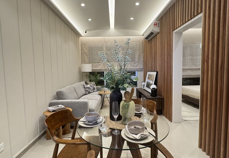 Freehold Service Apartment at Taman Pelangi. 3km to JB CIQ/RTS. Dual key and full facilities.