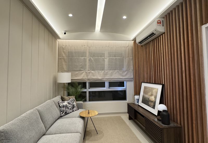 Freehold Service Apartment at Taman Pelangi. 3km to JB CIQ/RTS. Dual key and full facilities.