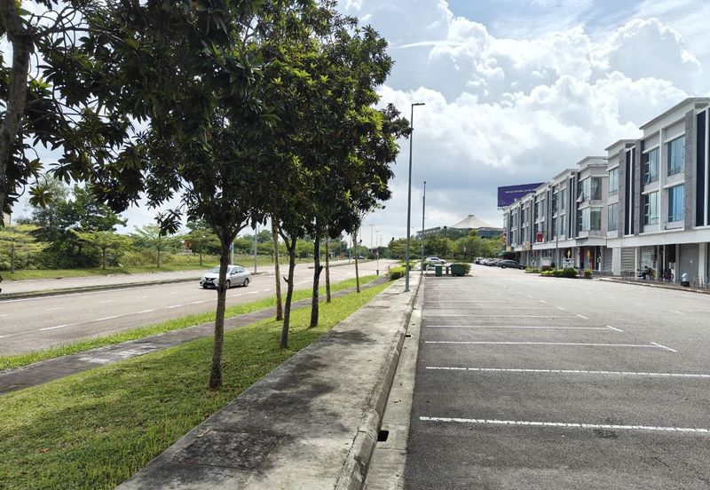 🔥 Suitable for accounting firm/lawyer firm/warehouse/online business/Studio 🔥 Cheap rental 🌟 3 storey shoplot for rent 📍 ION Medini 1, blok A