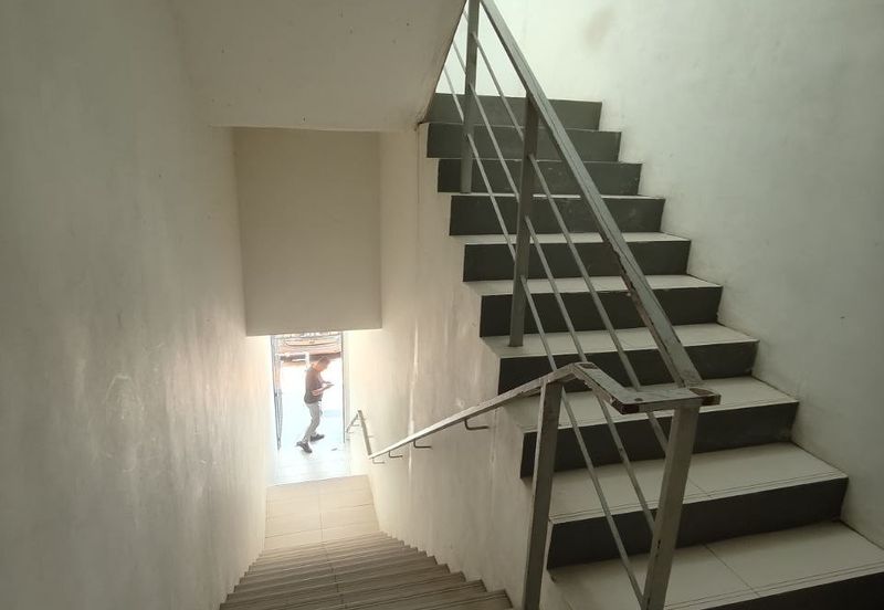 🔥 Suitable for accounting firm/lawyer firm/warehouse/online business/Studio 🔥 Cheap rental 🌟 3 storey shoplot for rent 📍 ION Medini 1, blok A