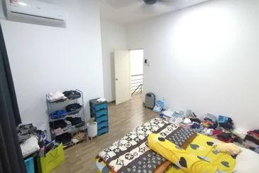 Halya @ Daunan Worldwide