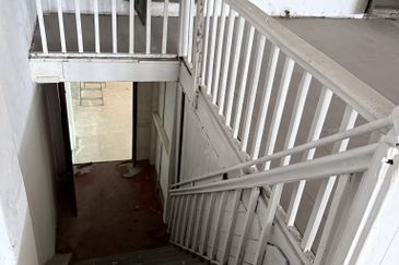 Rental RM3k! Facing Main Road, High Visibility! Jalan Batu Tiga 1.5 Sty Shoplot to Let