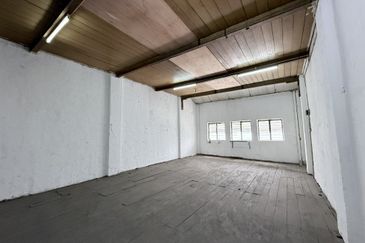 Rental RM3k! Facing Main Road, High Visibility! Jalan Batu Tiga 1.5 Sty Shoplot to Let