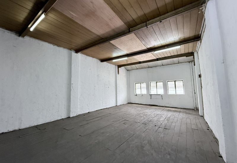 Rental RM3k! Facing Main Road, High Visibility! Jalan Batu Tiga 1.5 Sty Shoplot to Let