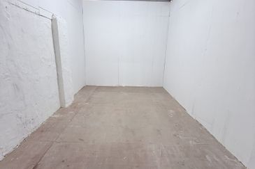 Rental RM3k! Facing Main Road, High Visibility! Jalan Batu Tiga 1.5 Sty Shoplot to Let