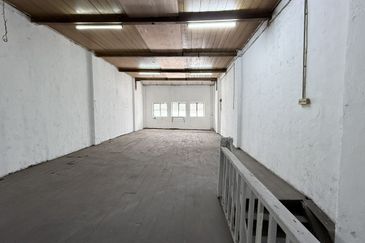 Rental RM3k! Facing Main Road, High Visibility! Jalan Batu Tiga 1.5 Sty Shoplot to Let